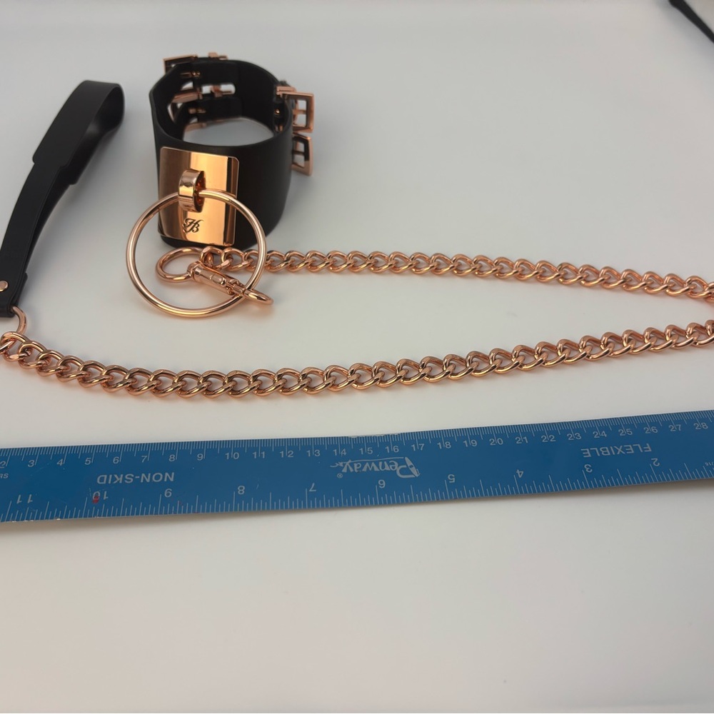 Satisfy your submissive side with this luxurious Leather Collar - Picture 7 of 7